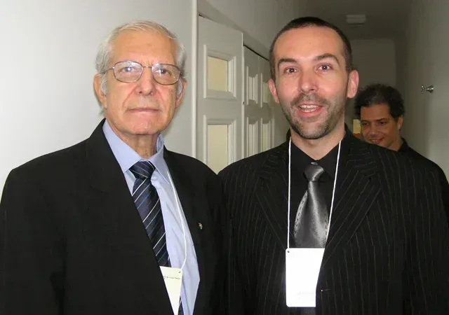 Impreuna cu Prof. Dr. Ricardo Baroudi, Presedintele ISAPS (Societatea Internationala de Chirurgie Plastica si Estetica) in perioada 1995 - 1997, la Simpozionul Societatii Braziliene de Chirurgie Plastica - Sao Paulo, aprilie 2006