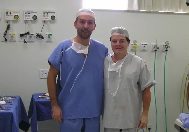 Dupa operatie impreuna cu Prof. Dr. Fausto Viterbo la clinica din Botucatu, Sao Paulo, in perioada specializarii in Brazilia.