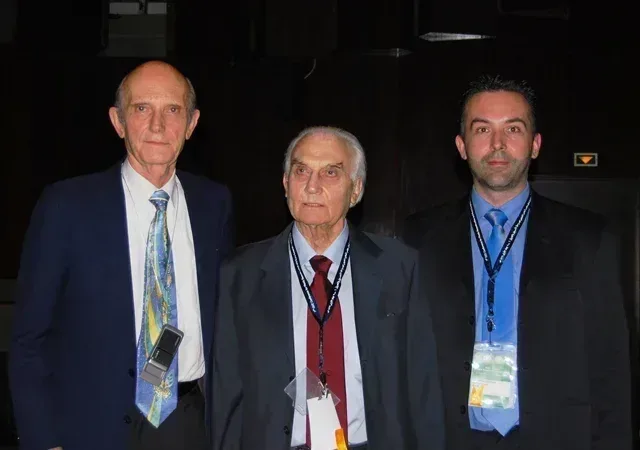 Impreuna cu Dr. Claude Lassus (Franta) si Dr. Pierre Fournier (Franta), Presedintele de Onoare al Societatii Franceze de Chirurgie Estetica, la Congresul de Chirurgie Plastica al Comunitatii Statelor Golfului, Riyadh, Arabia Saudita, aprilie 2008